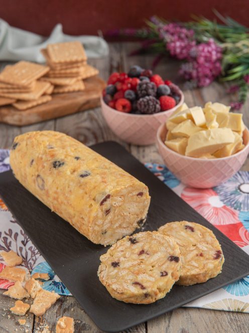 Salame di cioccolato bianco affettato con frutti di bosco e pezzetti di cioccolato in evidenza
