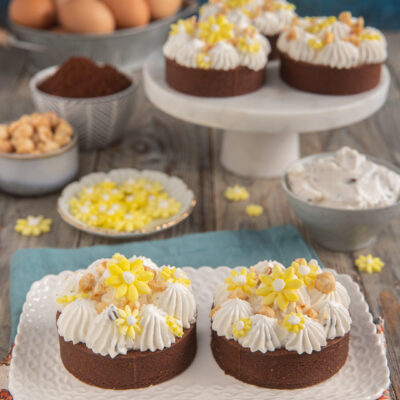 Tartelletta al cacao con mousse alla stracciatella, granella di nocciole e fiori di zucchero