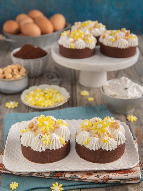 Tartelletta al cacao con mousse alla stracciatella, granella di nocciole e fiori di zucchero