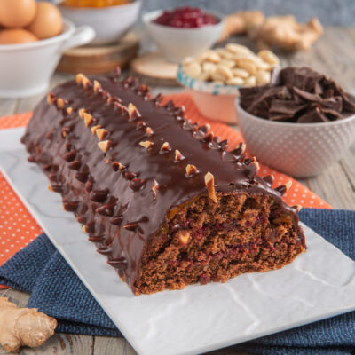 Torta al cioccolato con mandorle tagliata, glassa lucida e cuore morbido con confettura di frutti rossi