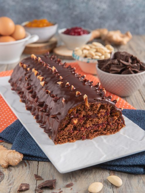 Torta al cioccolato con mandorle tagliata, glassa lucida e cuore morbido con confettura di frutti rossi