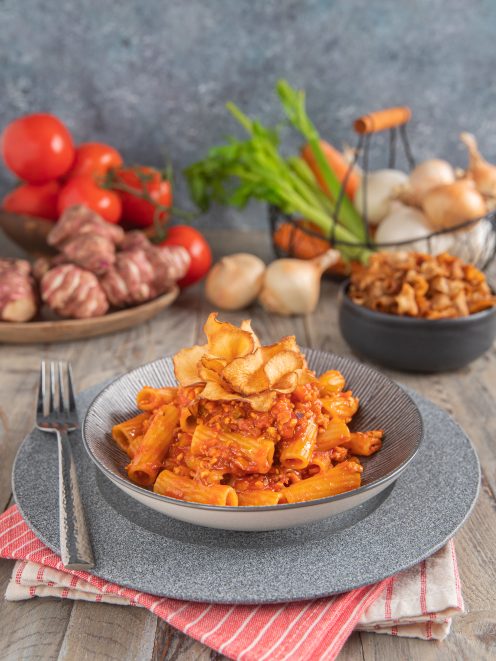 Tortiglioni con ragù di tofu al pomodoro, guarniti con chips croccanti di topinambur