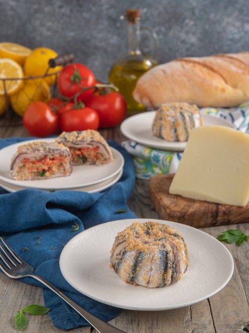 Tortino di alici alla siciliana con pangrattato dorato, ripieno di pomodoro e formaggio