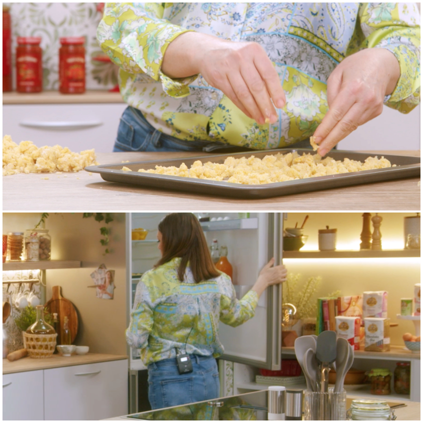 Mani che distribuiscono le briciole di crumble su una placca da forno