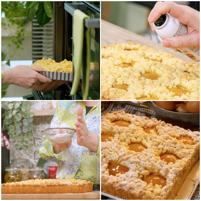 Crumb cake alle pesche sfornata, lucidata con gelatina spray e spolverata di zucchero a velo