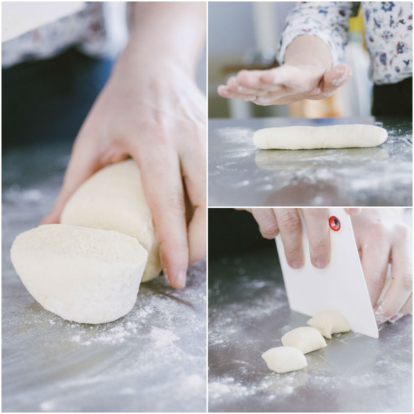 Mani che arrotolano l'impasto degli gnocchi di ricotta e tagliano i pezzetti con il tarocco