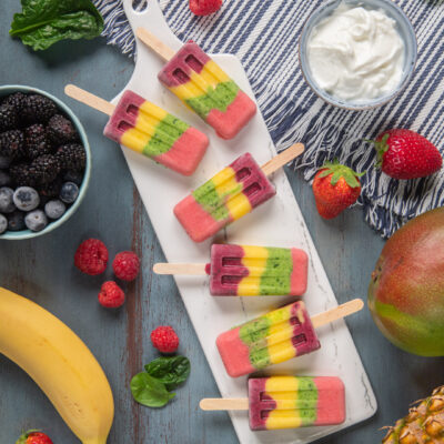 Gelatini multicolor a strati con frutta fresca: fragole, mango e spinaci