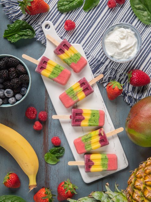 Gelatini multicolor a strati con frutta fresca: fragole, mango e spinaci