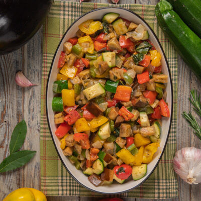 Ratatouille con melanzane, zucchine e peperoni rossi e gialli saltati a dadini