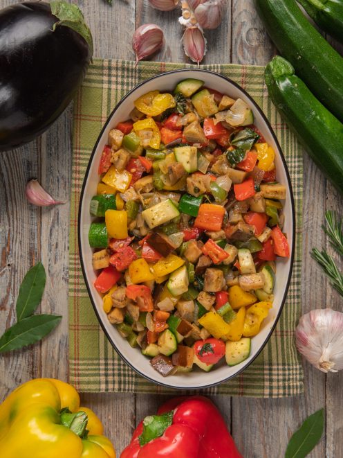 Ratatouille con melanzane, zucchine e peperoni rossi e gialli saltati a dadini