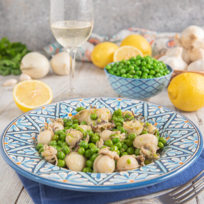 Seppie con piselli saltati insieme, serviti con erba cipollina tritata