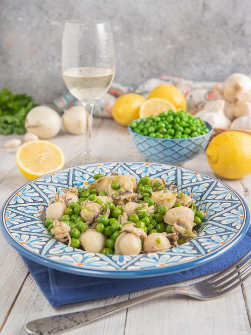 Seppie con piselli saltati insieme, serviti con erba cipollina tritata