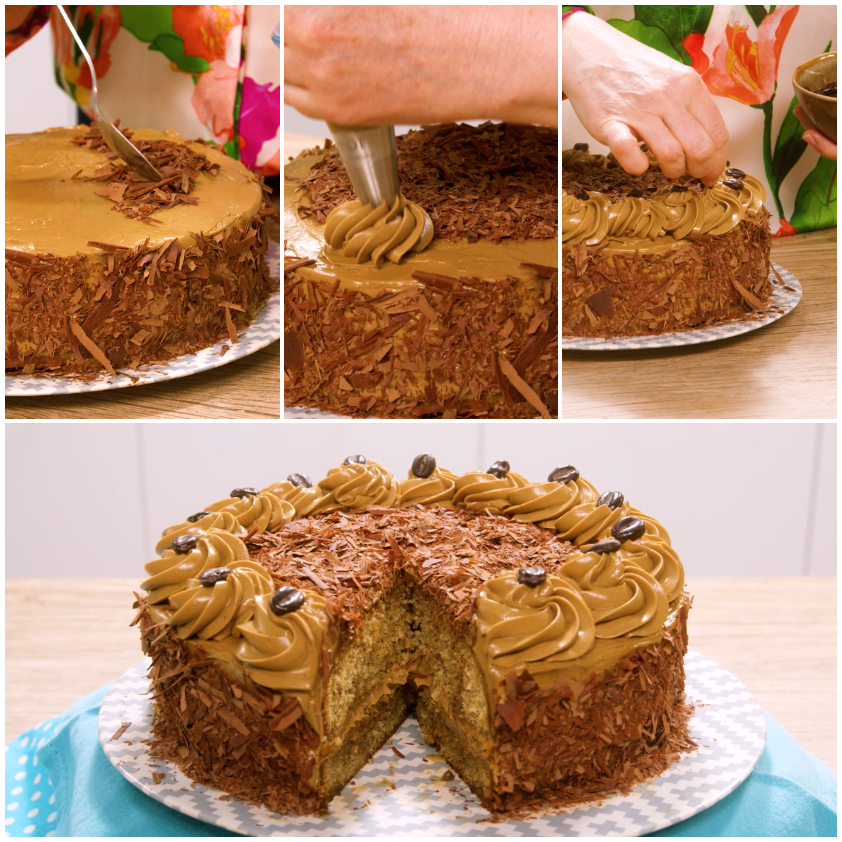 Torta moka ricoperta di scaglie di cioccolato con ciuffi di crema al caffè e chicchi decorativi