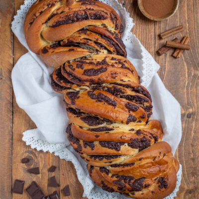 Babka intrecciata con ripieno di cioccolato fondente, dorata in superficie e ben sviluppata