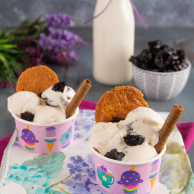 Gelato allo yogurt con prugne secche, biscotto e stecca di cannella