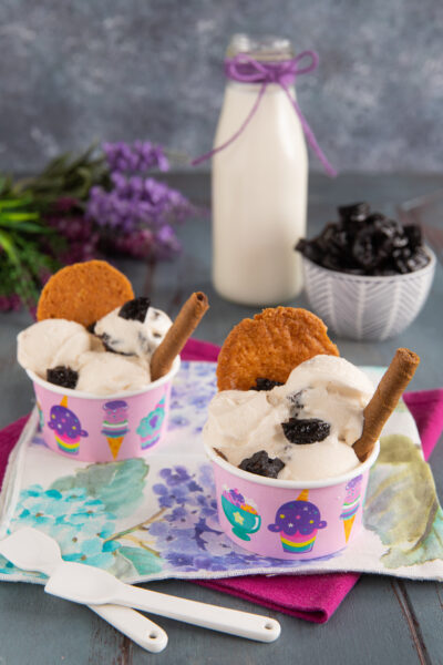 Gelato allo yogurt con prugne secche, biscotto e stecca di cannella