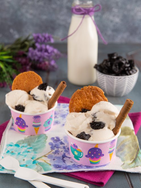 Gelato allo yogurt con prugne secche, biscotto e stecca di cannella