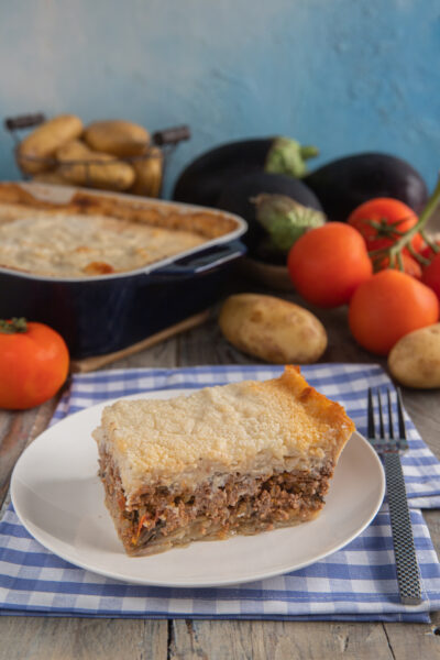 Fetta di moussaka con strati di carne macinata e besciamella gratinata in superficie