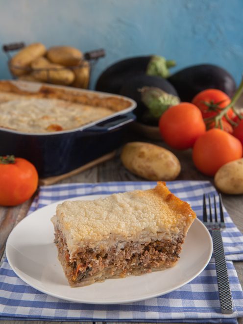 Fetta di moussaka con strati di carne macinata e besciamella gratinata in superficie
