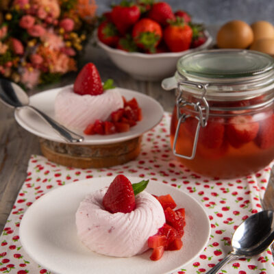 Semifreddo alle fragole con fragole poché a cubetti e una fragola intera in cima