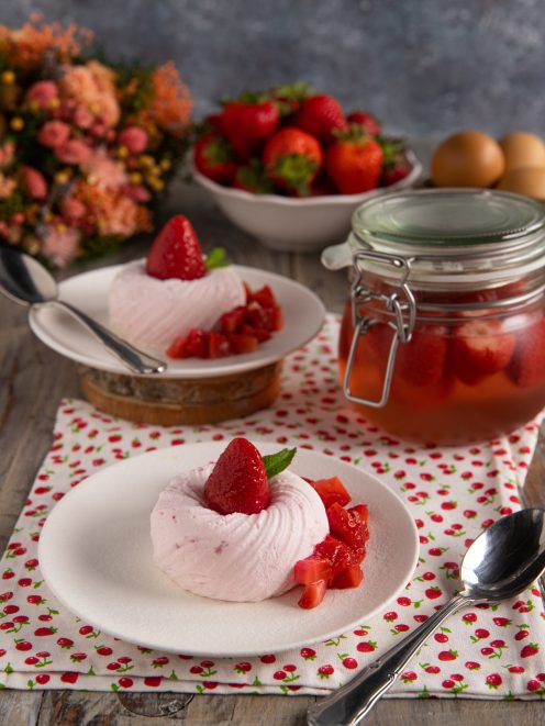 Semifreddo alle fragole con fragole poché a cubetti e una fragola intera in cima