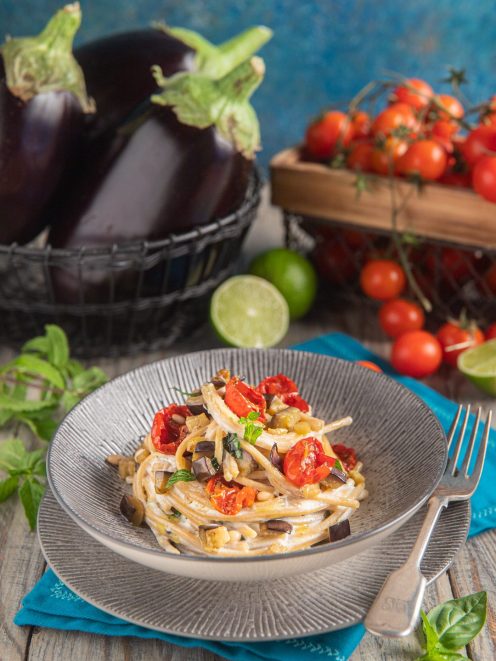 piatto da portata con spaghettoni integrali, melanzane, ricotta, pomodorini confit