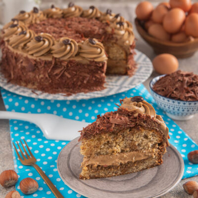 Torta Moka a fette con crema al caffè, scaglie di cioccolato e guarnizione di chicchi