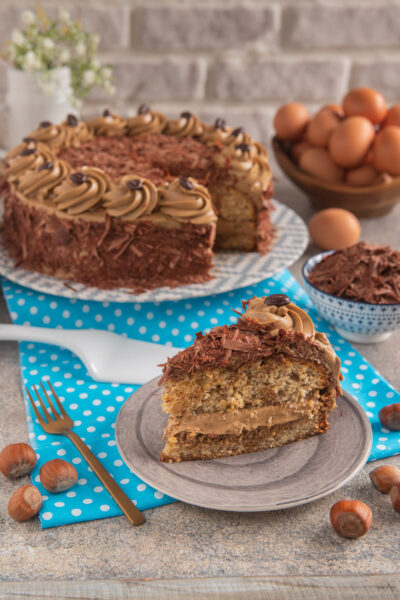 Torta Moka a fette con crema al caffè, scaglie di cioccolato e guarnizione di chicchi