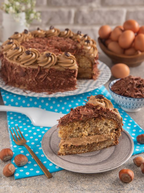 Torta Moka a fette con crema al caffè, scaglie di cioccolato e guarnizione di chicchi