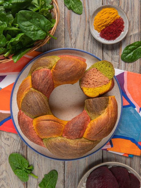 Treccia tricolore a corona colorata con curcuma, spinaci e barbabietola, tagliata a fette
