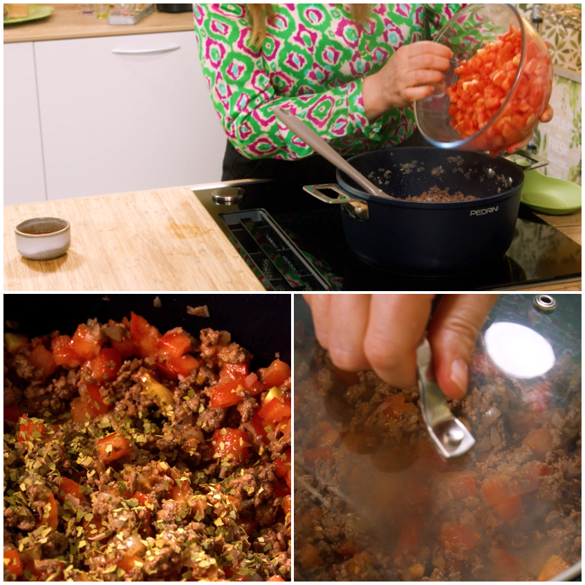 Pomodori a cubetti versati sul ragù di carne macinata con erbe aromatiche in cottura