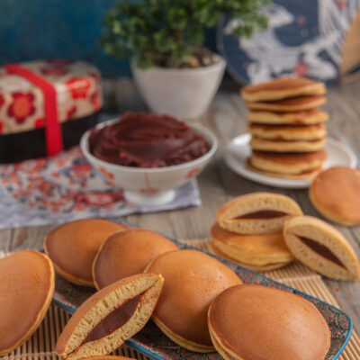 Dorayaki farciti con crema al cioccolato, uno aperto mostra il ripieno morbido