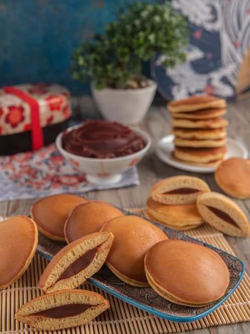 Dorayaki farciti con crema al cioccolato, uno aperto mostra il ripieno morbido