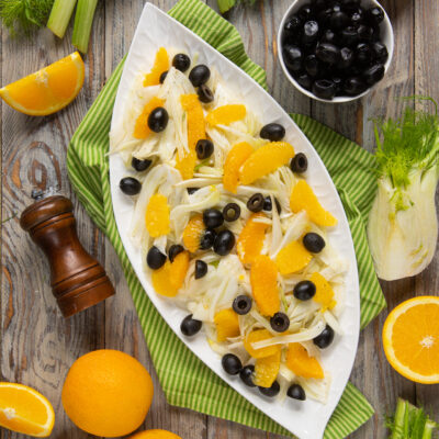 Insalata di arance e finocchi con olive nere, servita con spicchi d'arancia e finocchio a fettine