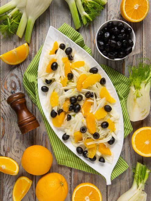 Insalata di arance e finocchi con olive nere, servita con spicchi d'arancia e finocchio a fettine