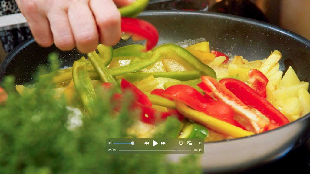 Spicchi di patate rosolati in padella con crosticina dorata croccante e aggiunta dei peperoni