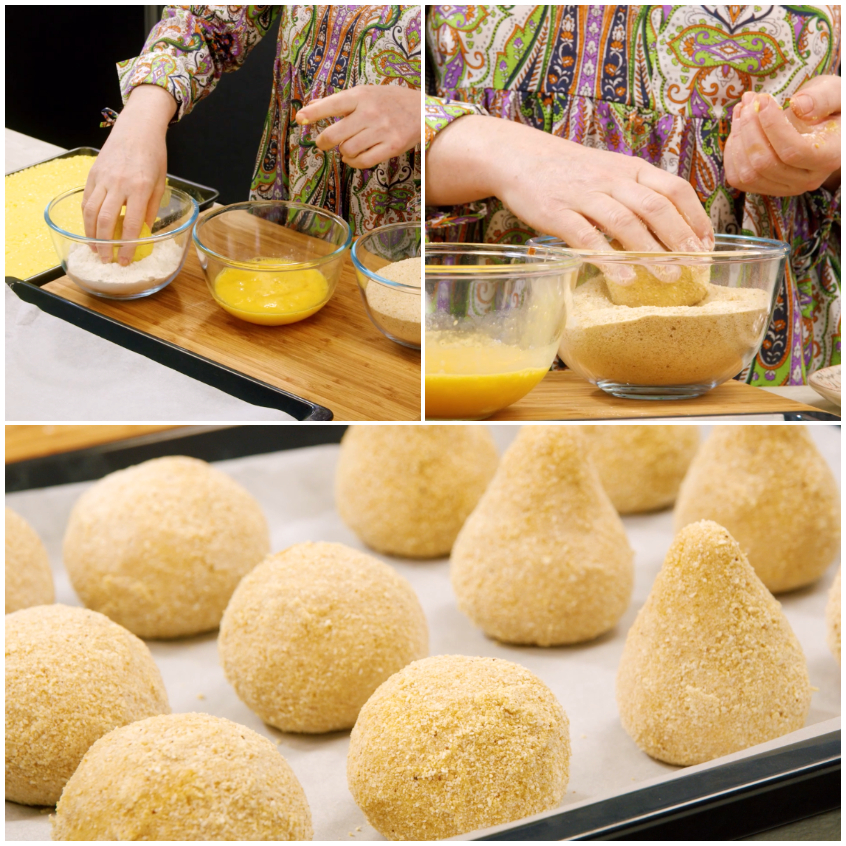 Mani che passano gli arancini nel pangrattato, con uovo e farina pronti; sotto, gli arancini impanati su teglia
