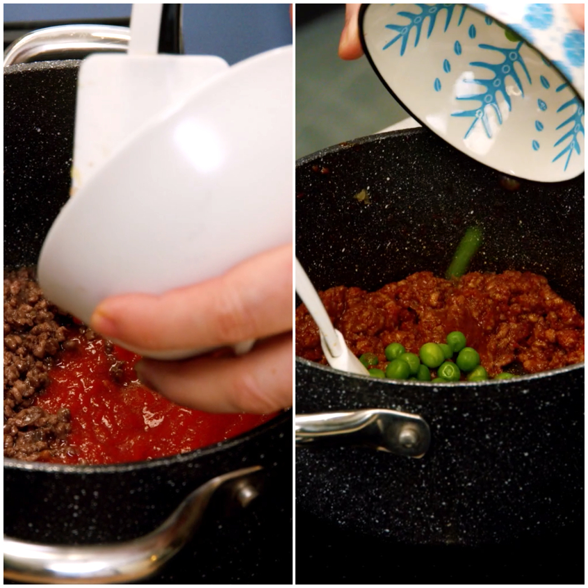 Pomodoro versato sul macinato rosolato, poi piselli aggiunti al ragù in cottura