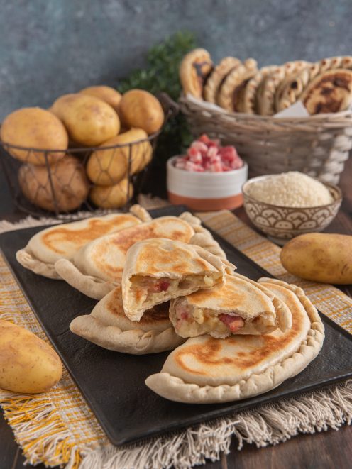 Bartolaccio con patate cotto in padella, aperto a mostrare il ripieno di patate e pancetta