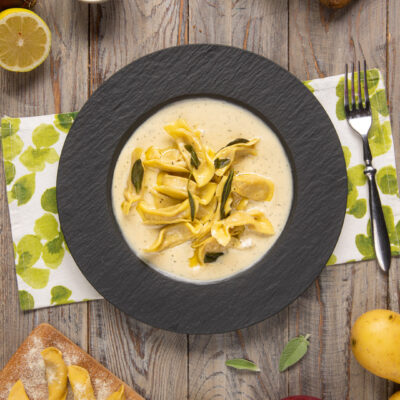 Casoncelli ripieni di tonno e patate su fonduta di formaggio con foglie di salvia croccante