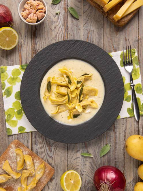 Casoncelli ripieni di tonno e patate su fonduta di formaggio con foglie di salvia croccante