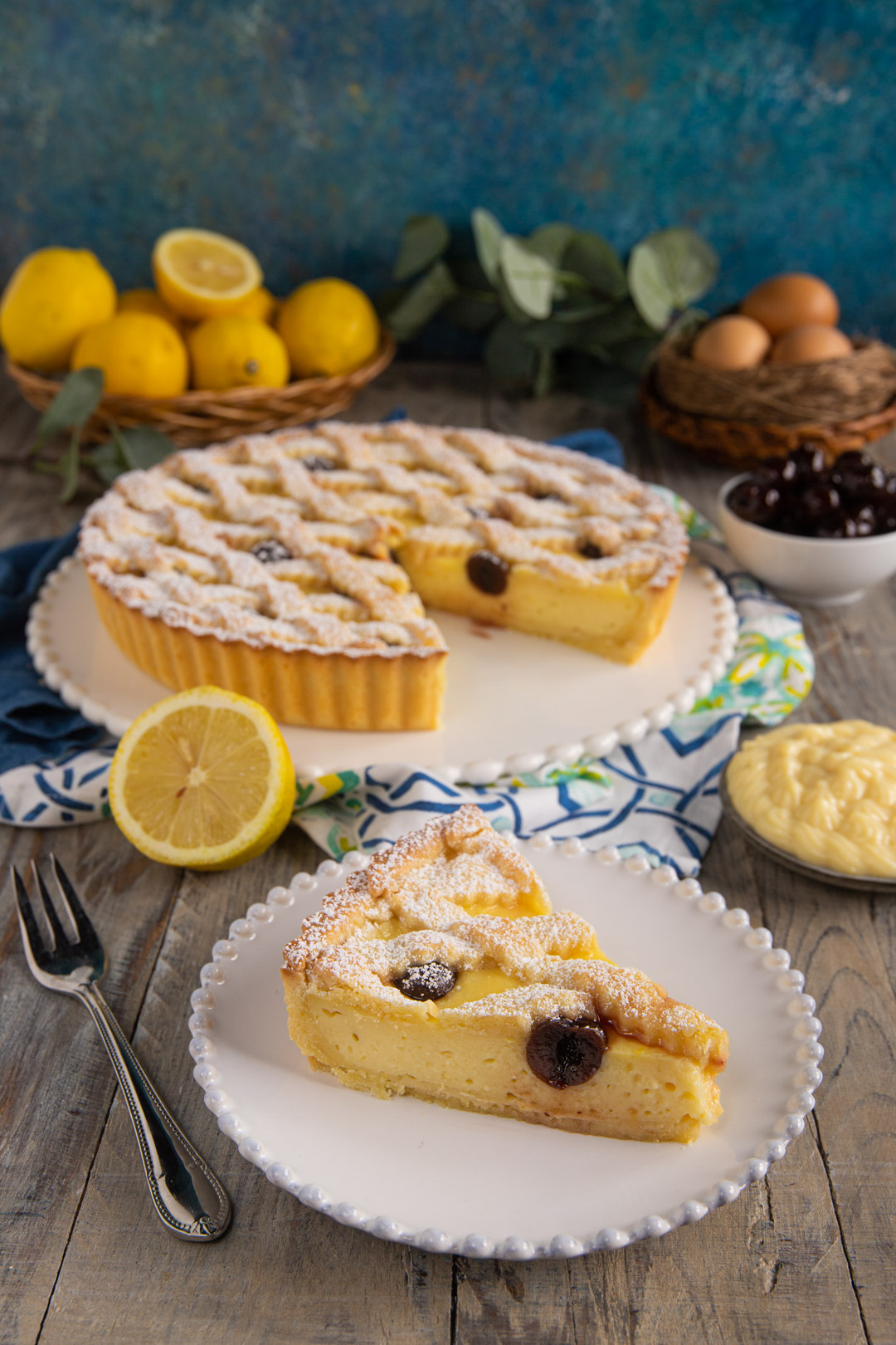 Fetta di crostata amalfitana con crema al limone e amarene su piatto decorato