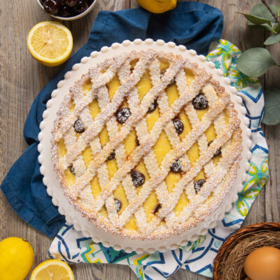 Crostata amalfitana con crema al limone, amarene e grate di pasta frolla spolverate di zucchero