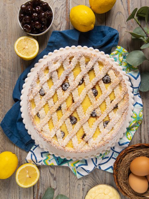 Crostata amalfitana con crema al limone, amarene e grate di pasta frolla spolverate di zucchero