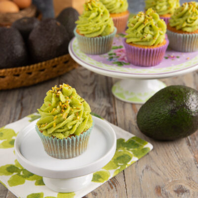 Cupcake all'avocado con crema verde a ciuffo e granella di pistacchi sbriciolata sopra