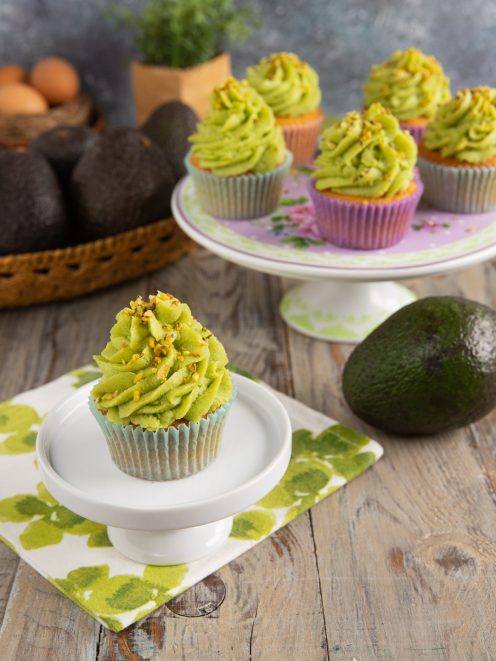 Cupcake all'avocado con crema verde a ciuffo e granella di pistacchi sbriciolata sopra
