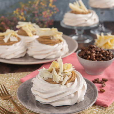 Mini pavlove al caffè farcite con crema al caffè e scaglie di cioccolato bianco