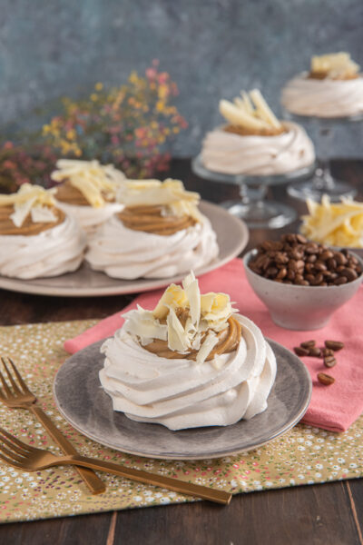 Mini pavlove al caffè farcite con crema al caffè e scaglie di cioccolato bianco