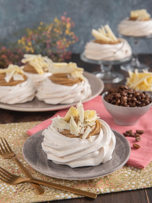 Mini pavlove al caffè farcite con crema al caffè e scaglie di cioccolato bianco