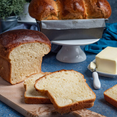 Pan brioche affettato con mollica soffice e crosta dorata, servito con burro